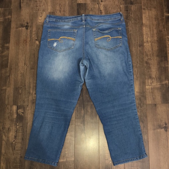 Capri Ripped Jeans - Picture 2 of 2